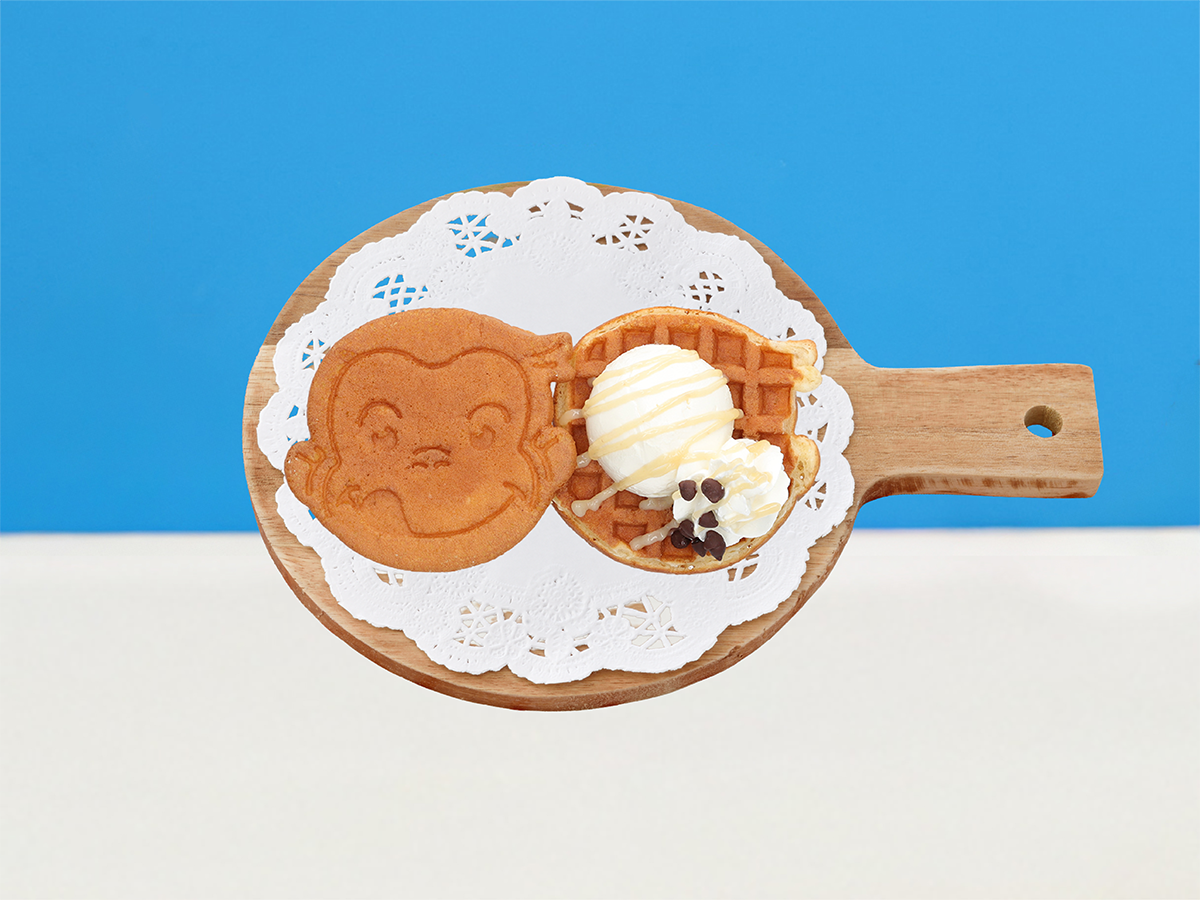 にっこりジョージのお顔のワッフルアイス　バナナチョコアイス